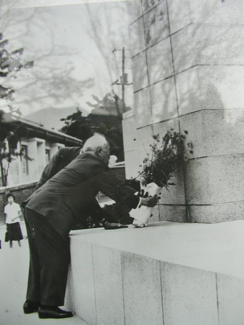 1959년 05월 29일 안중근 의사의 동상에 헌화하고 있는 이승만의 모습을 찍은 사진이, 이화장(梨花莊)에 남아 있다. 이승만은 담화 등을 발표하며 줄곧 반민특위의 행동을 억압했던 것으로 알려져 있다. 